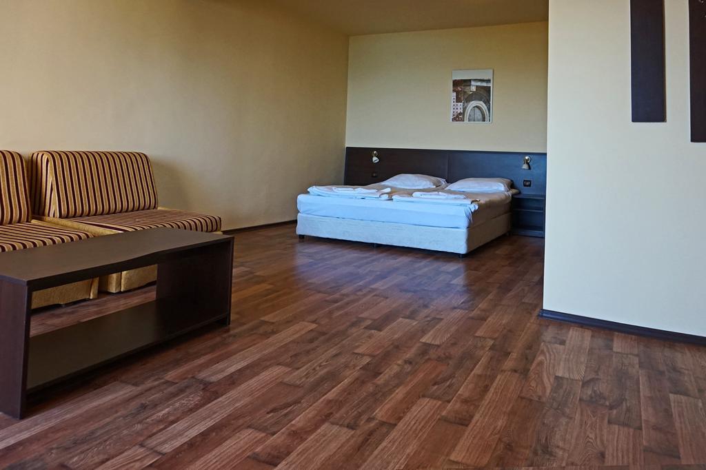 Hotel Bisser - Free Parking - Free Pool Access